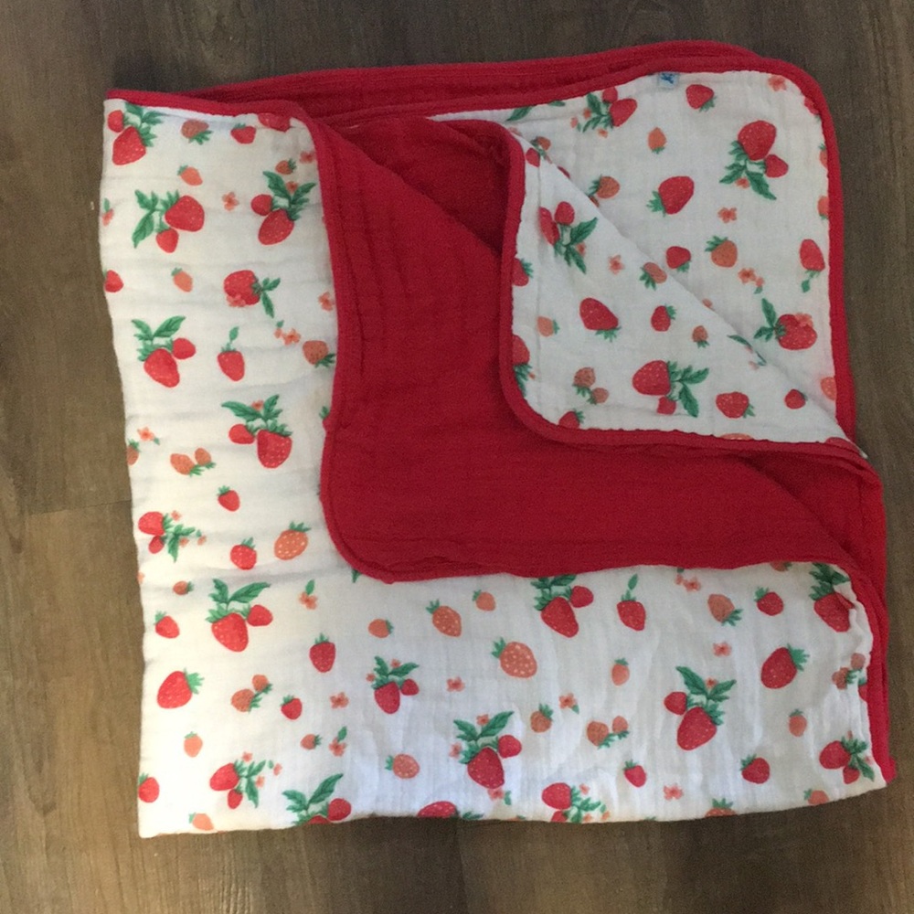 Little Unicorn cotton quilt in strawberry Pattern